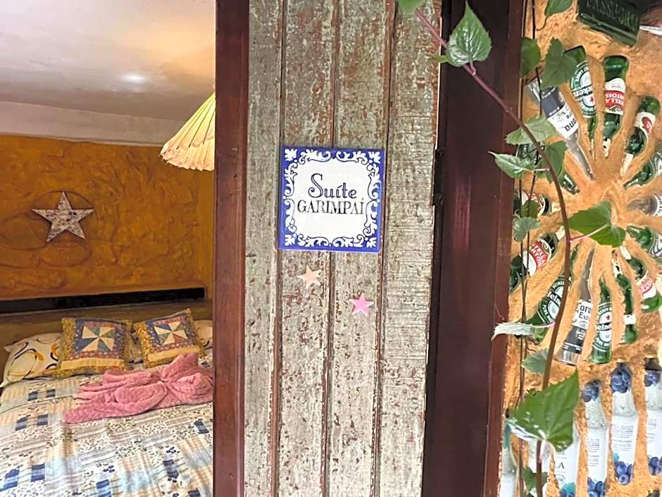 CASA DE RETALHOS Boutique Albergue, casaril histórico, com 5 suítes individuais e cozinha coletiva, no coração da vila de Igatu-Ba, que preserva fortes traços culturais da época do garimpo, venha viver uma experiência única!