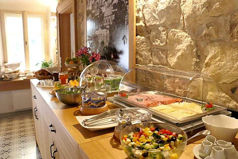 Hotel At the Green Grape