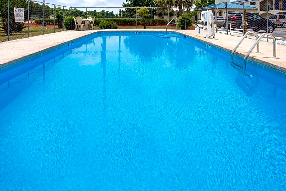 Super 8 by Wyndham Walterboro