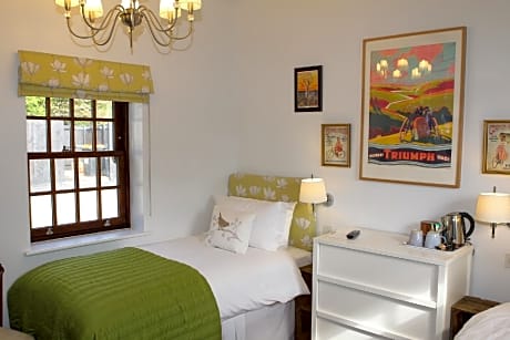 Twin room-Standard-Ensuite with Shower