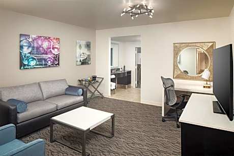 DoubleTree Suites by Hilton Hotel Detroit Downtown - Fort Shelby