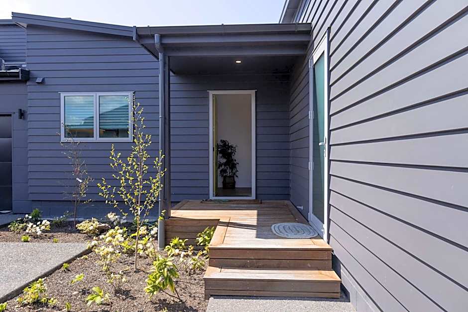 Jandals & Joy Lakefront Retreat