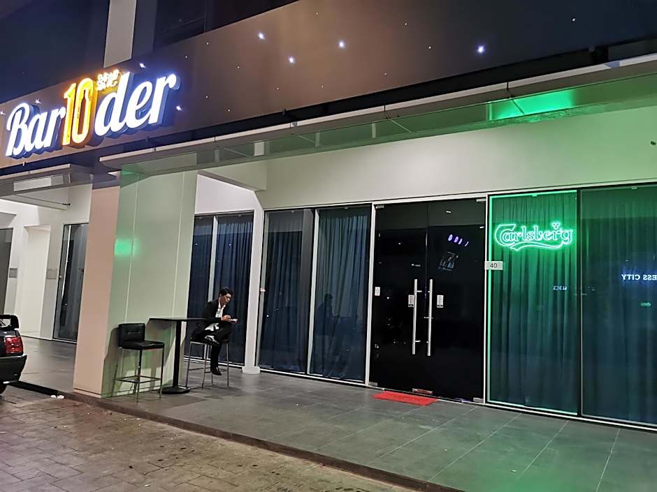 REVO at AURORA PLACE, Pavilion 2, 5 Minutes To AXIATA ARENA BUKIT JALIL FREE WIFI by De Harlequins Guesthouse