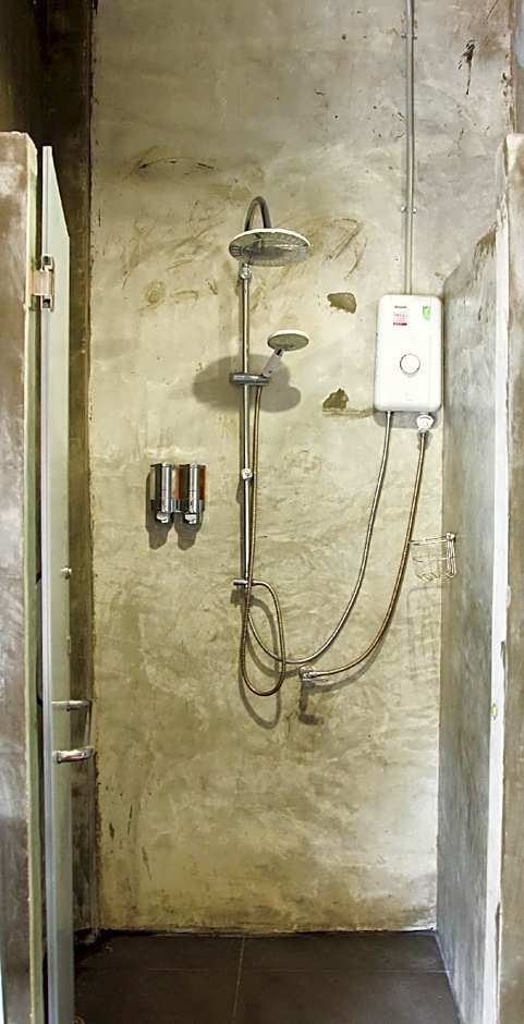 Thonglor travellers' hostel and cafe'