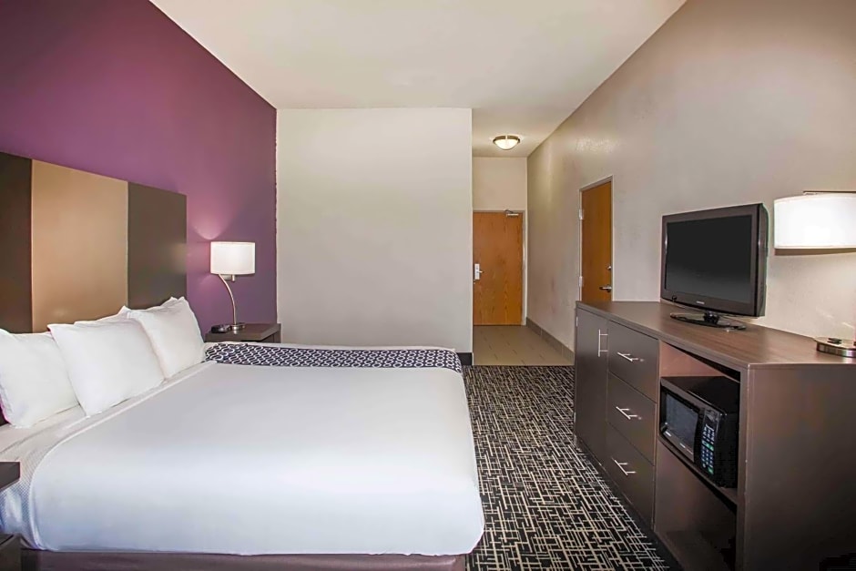 La Quinta Inn & Suits by Wyndham Pontoon Beach IL