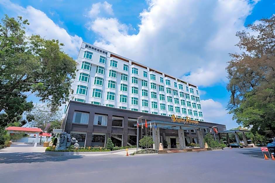 Van Phat Riverside Hotel