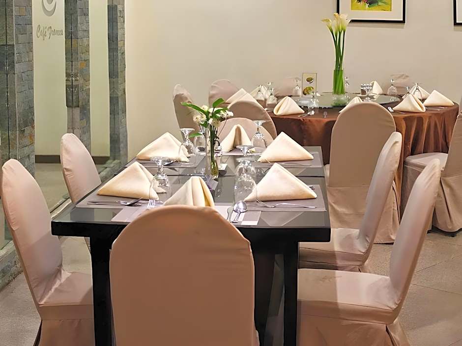 Pinnacle Hotel And Suites