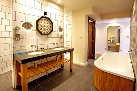 1 King Premium Bath and Shower