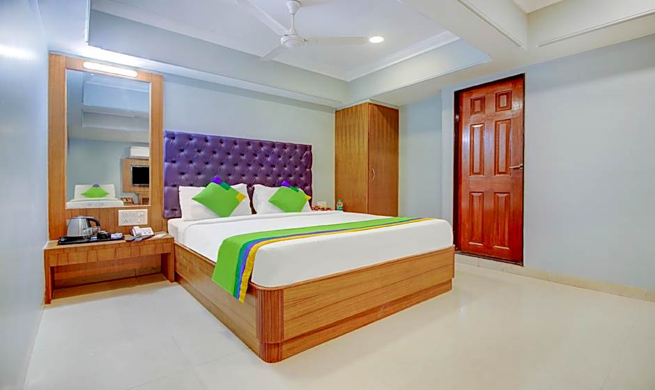 Treebo Cruz Royale Santacruz West