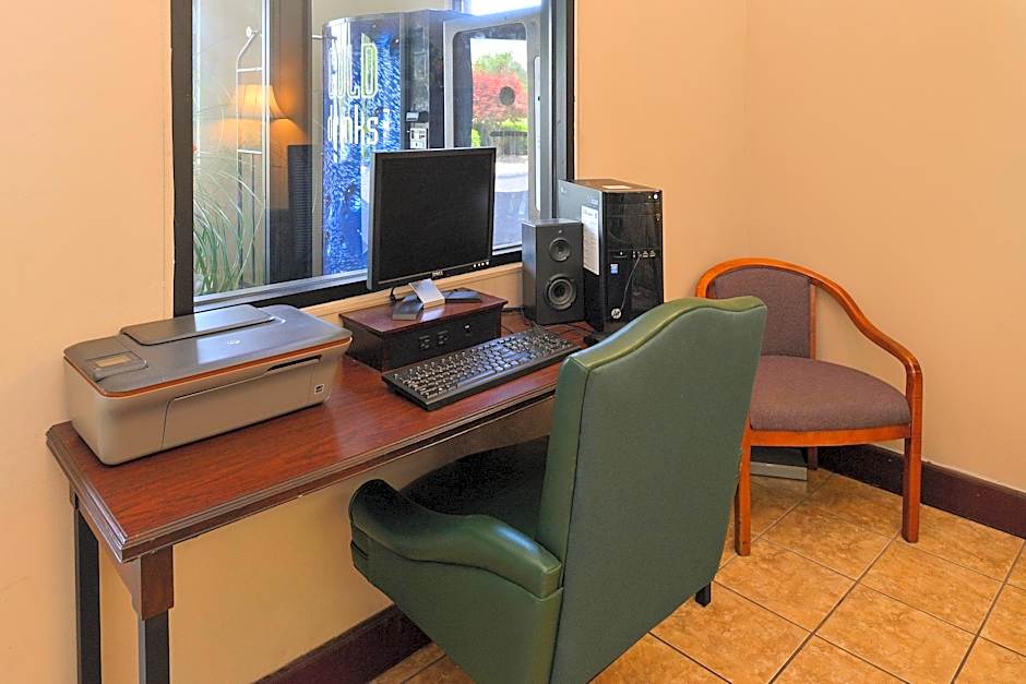 Econo Lodge Inn & Suites