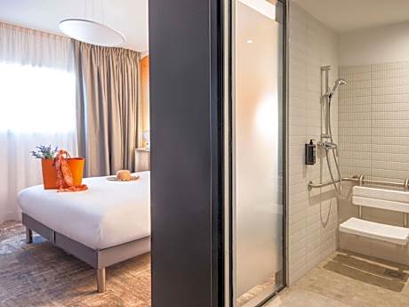 Standard Room with One Double Bed and One Single Bed