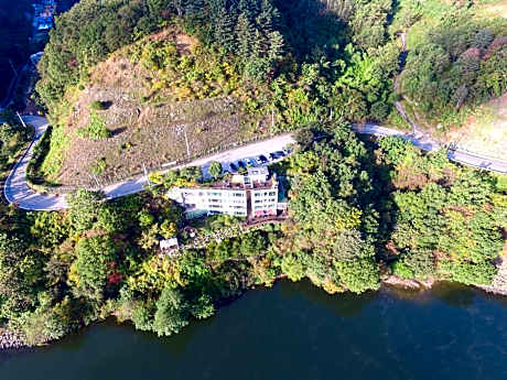 Moonlight Blue Pension