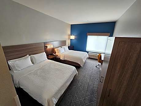 Standard Queen Room with Two Queen Beds and Mobility Accessible Tub