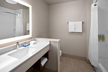 Holiday Inn Express And Suites Elkhorn - Lake Geneva Area By IHG