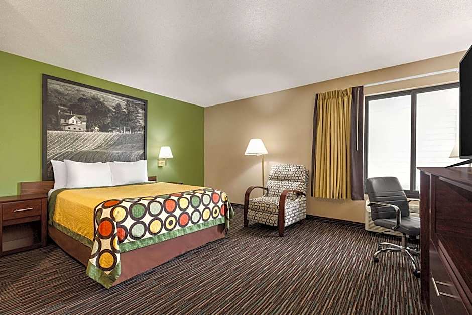 Super 8 by Wyndham Germantown/Milwaukee