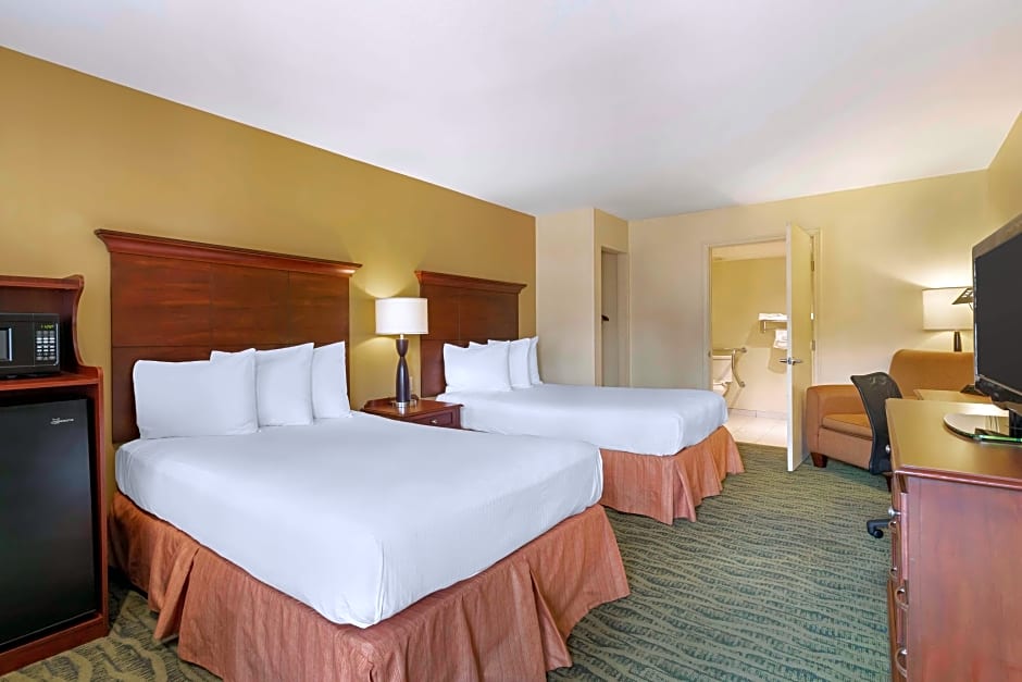 Photo 1 of 6 of 2 Double Beds, Hearing/Mobility Accessible, Bathtub