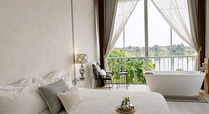 White Wall Riverfront Hotel