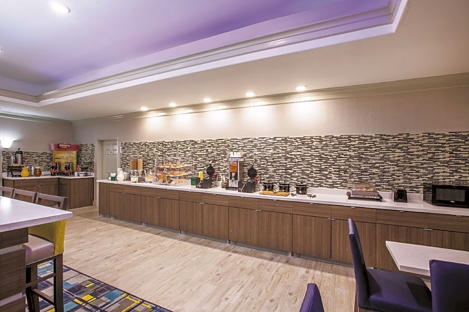 La Quinta Inn & Suites by Wyndham Lake Charles Casino Area