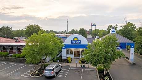 Days Inn & Suites by Wyndham Lexington
