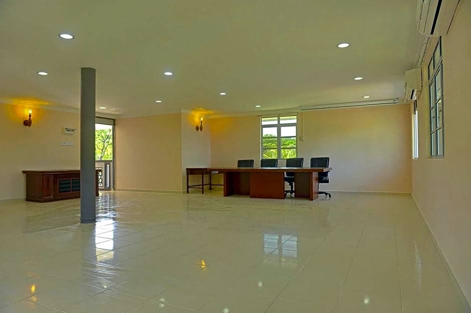 Penarak Bamboo Beach Motel