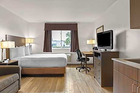 Queen Room with Kitchenette - Non-Smoking