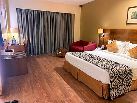 Fortune Club Exotica (Complimentary use of Club Lounge with with 2 Mocktails/Juices/ Soft Drinks with Finger Snacks between 1800 Hrs and 2000 Hrs) with 15% off on F&B ( Soft Beverage only)