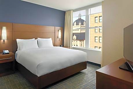 One-Bedroom King Suite with Sofa Bed - Hearing Accessible