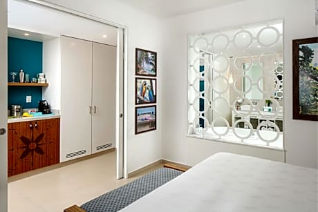 Swim Up Paradise Suite