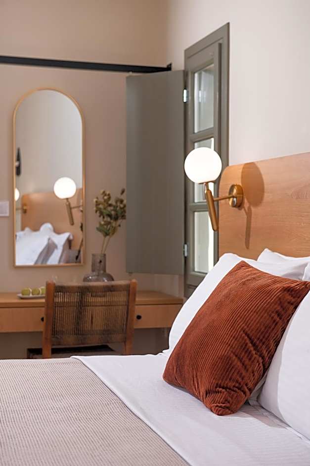 Living Yard Acropolis