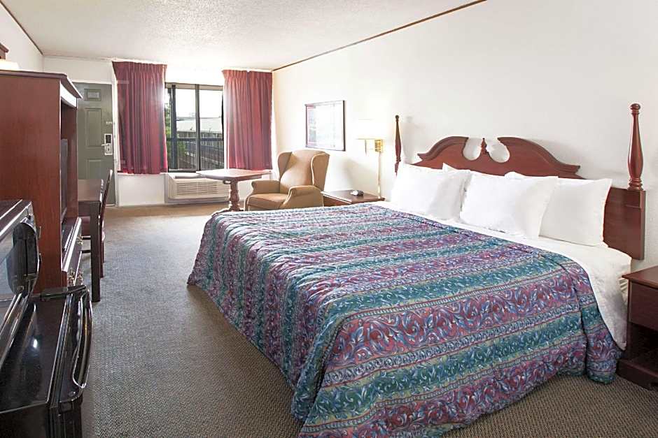 Days Inn by Wyndham Clinton