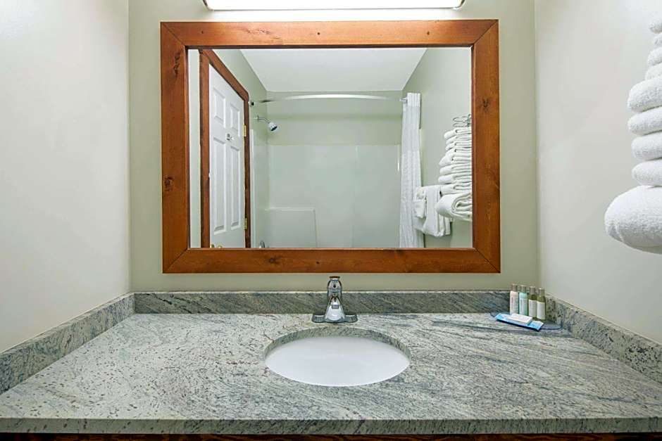 Travelodge by Wyndham Golden Sportsman Lodge