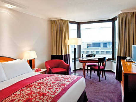 SUPERIOR ROOM - 1 Queen bed, city view