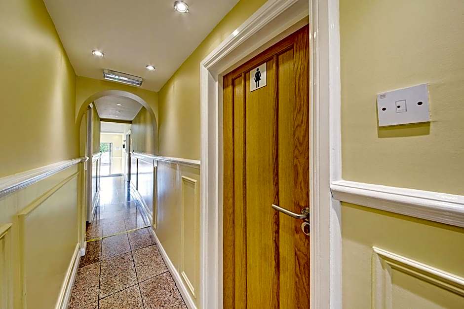 OYO Bostons Manor Hotel