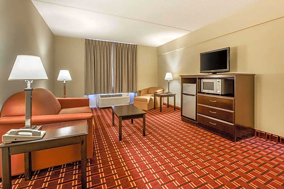 Econo Lodge Inn & Suites Triadelphia - Wheeling