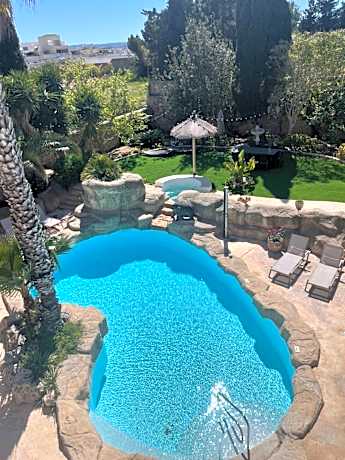 Queen Room with Outdoor Tub and Garden View