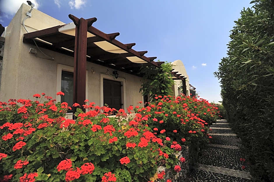 Birds Villa Apartments with Heated Pool - Including Car and Breakfast