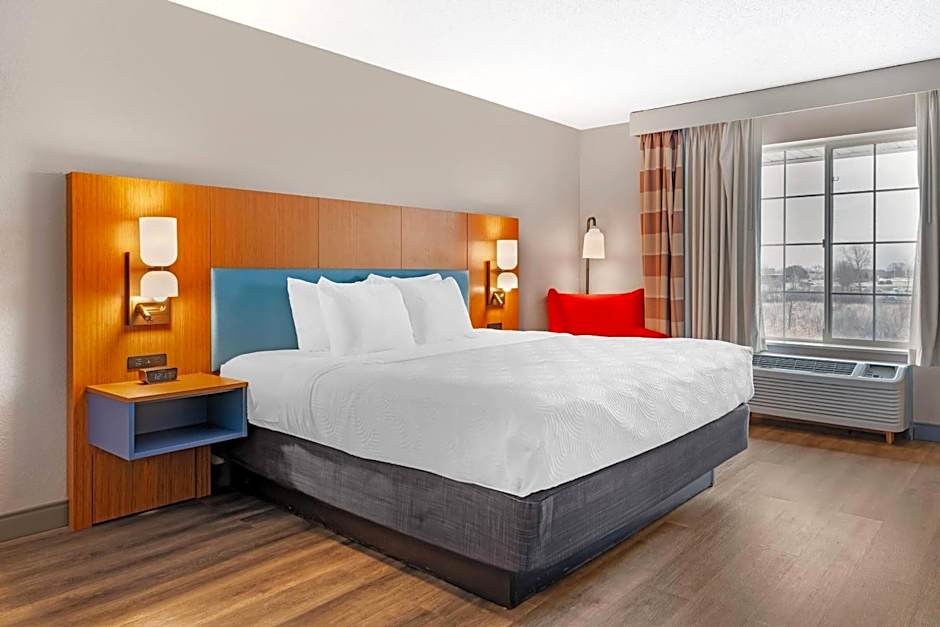 Country Inn & Suites by Radisson, West Bend, WI
