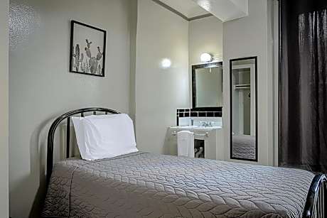 Room with One Single Bed  with Shared Bathroom