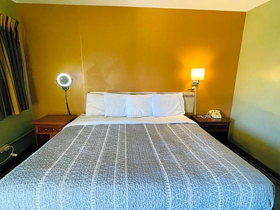 Photo 1 of 14 of 1 King Bed, Nonsmoking