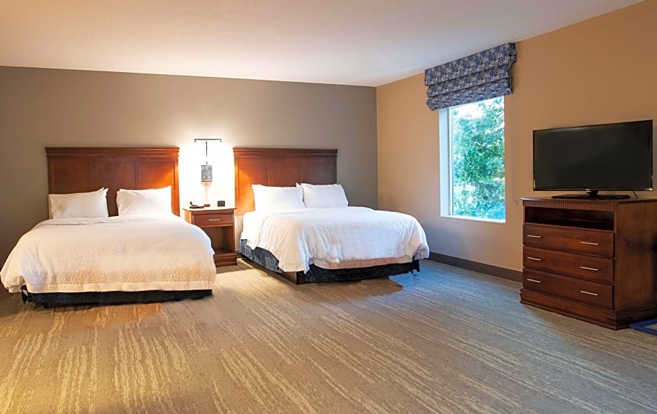 Foto 1 di 3 di 2 Queen Beds, Hearing/Mobility Accessible, Bathtub