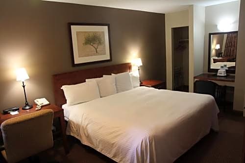 Travelodge by Wyndham Vancouver Lions Gate