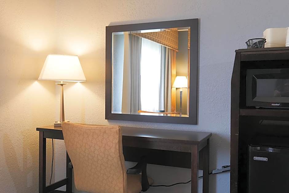 Baymont by Wyndham Flint Airport North