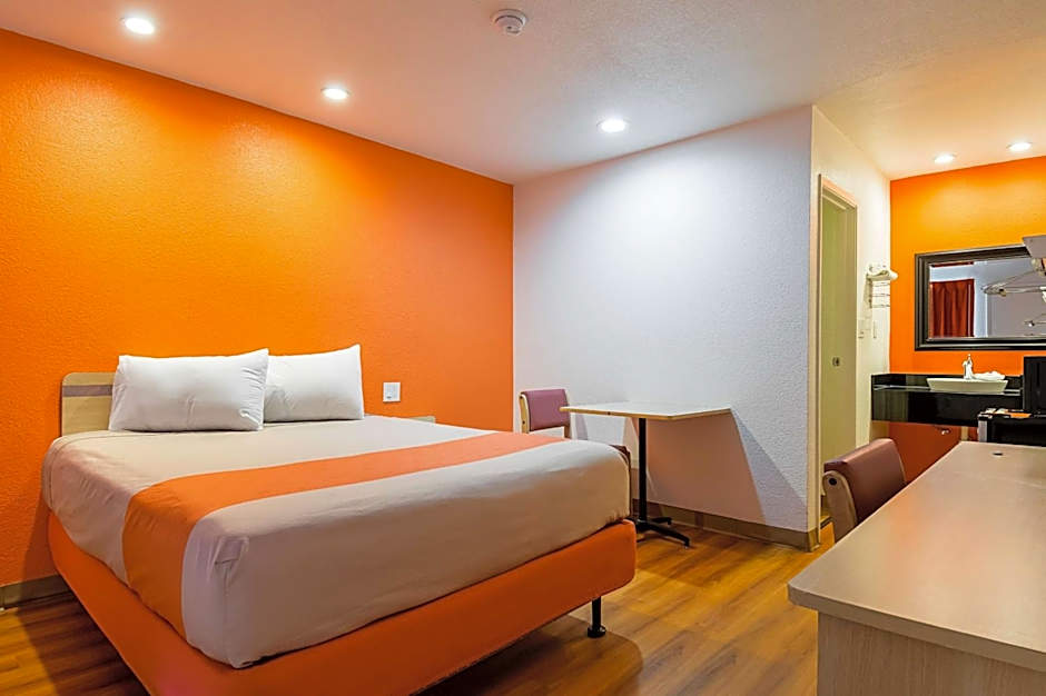 Motel 6 Lost Hills / Buttonwillow Racetrack