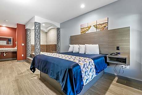 Honeymoon Room - King Bed with Spa BathTub