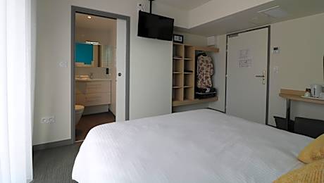 Standard Queen Room with Balcony - Non-Smoking
