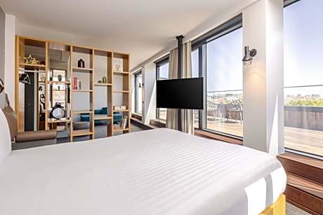 Megastar Large Queen Room with Sofa Bed