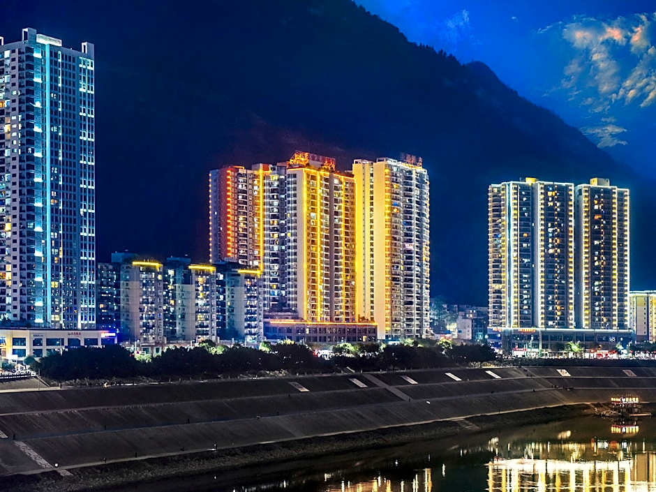 Borrman Hotel Pengshui Binjiang Road