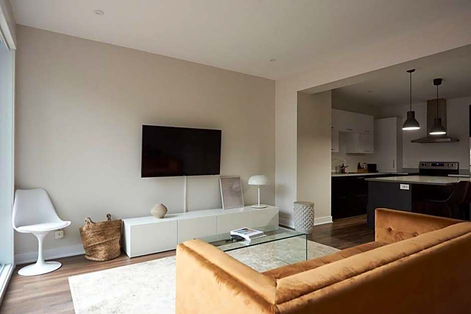 Design 3 bedroom flat with private terrace in Little Italy by Denstays
