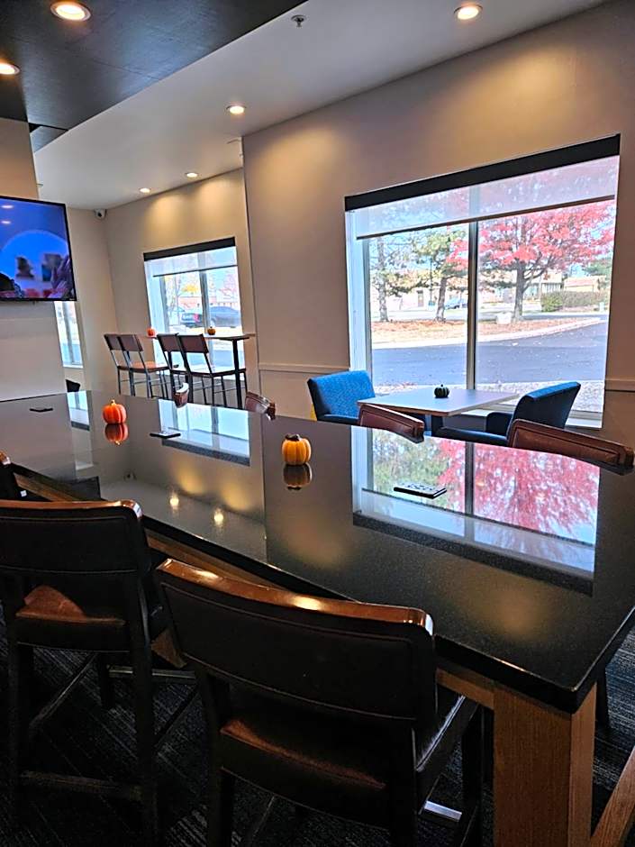 Holiday Inn Express & Suites Chicago West - St Charles By IHG