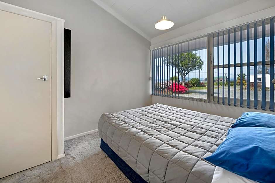 Jack & Di's Waiteti Lakefront Motel